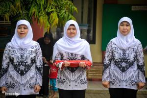 Upacara memperingati Hari Guru