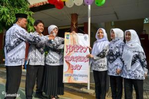 Upacara memperingati Hari Guru