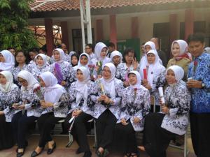 Upacara memperingati Hari Guru