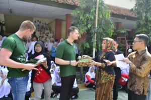Sekolah Menengah Kejuruan Negeri 3 Tangerang dikunjungi siswa siswi serta guru dari SMA Coenecoop, Belanda.
